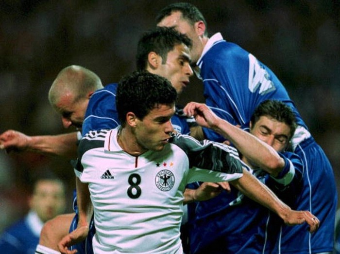 Michael Ballack trong vòng vây của các cầu thủ Hy Lạp tại vòng loại World Cup 2002, tháng 3/2001.